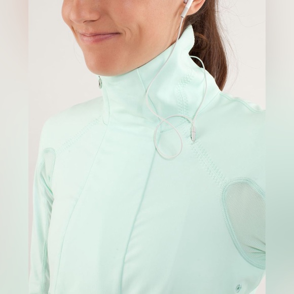 SOLD Lululemon Run: Reflect Pullover in Mint Moment Size 6 - Picture 4 of 10